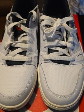 Nike Men's White and Black Low-Top Athletic Sneakers